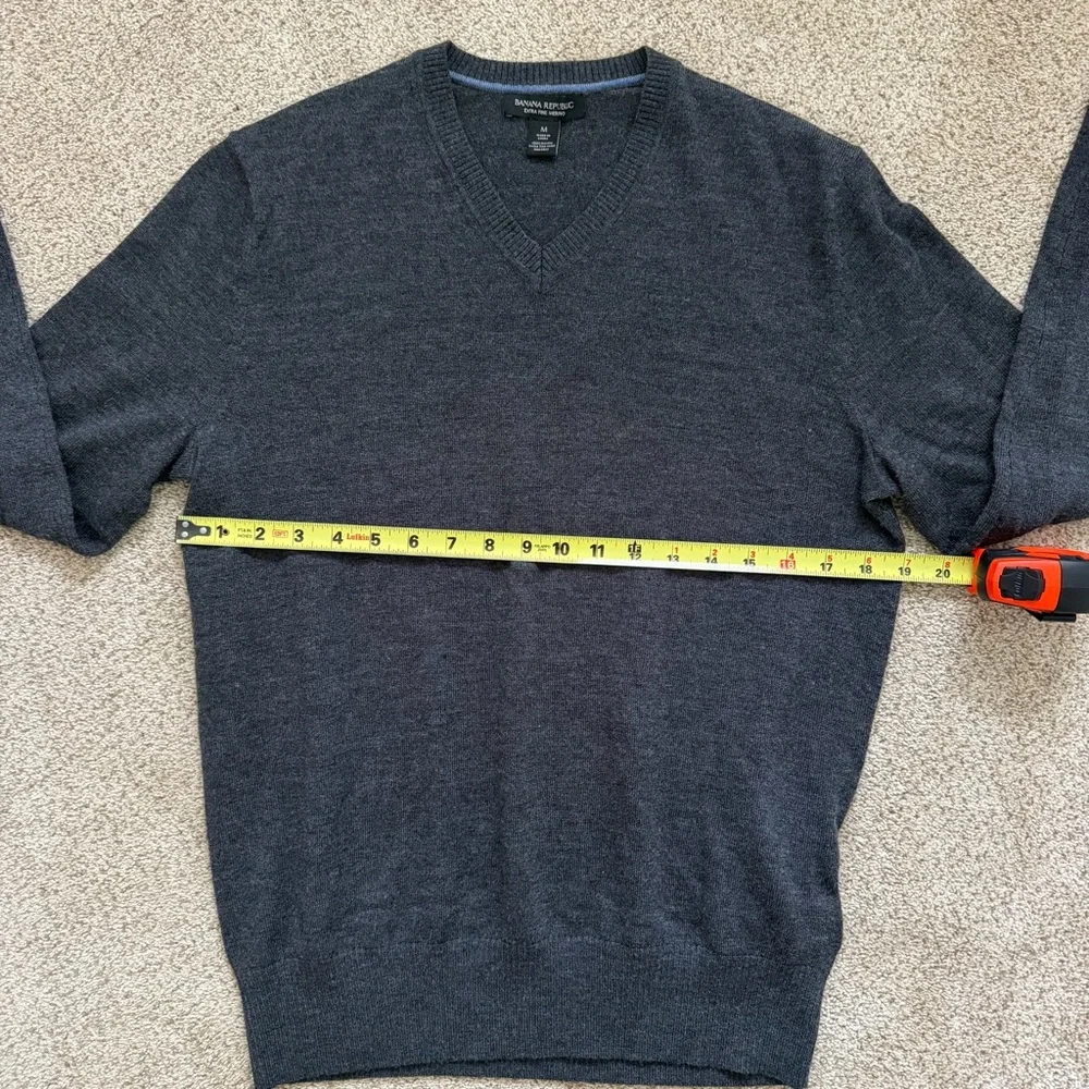 Banana Republic Charcoal Gray Merino Wool Men’s V Neck Sweater
